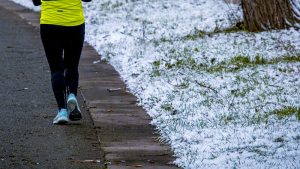 Schnee Laufen Winter Kalt richtige Kleidung