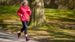 Frau Senioren Jogging Freizeit Erholungsphasen Sport Alter Fitness