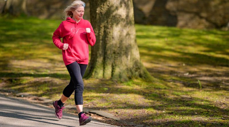 Frau Senioren Jogging Freizeit Erholungsphasen Sport Alter Fitness