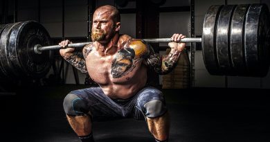 Gewicht heben Kraft Lifting Muskelaufbau Powerlifting Kniebeugen Bankdrücken Kreuzheben lifeplus Protein triple protein shake