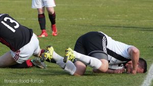 Fußball verletzt Foul Sportverletzungen vermeiden Leichtathletik Muskelverletzung Muskelzerrung