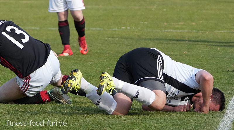 Fußball verletzt Foul Sportverletzungen vermeiden Leichtathletik Muskelverletzung Muskelzerrung