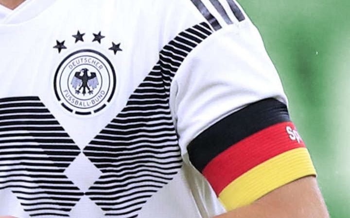 Schiedsrichter Spielführer Kapitänsregel in allen Profiligen und Amateurligen