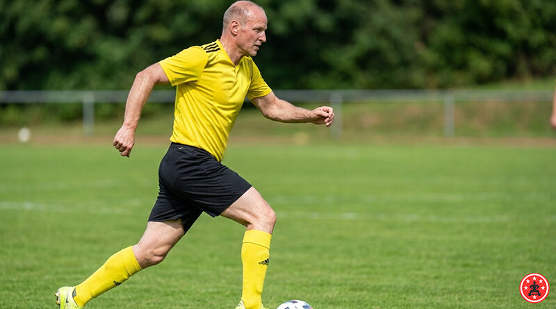 Der älteste Spieler der B-Klasse Bamberg: Rainer Ott (62) läuft beim FC Thüngfeld noch immer rechts. Anpfiff.info, B-Klasse 3 in Bayern